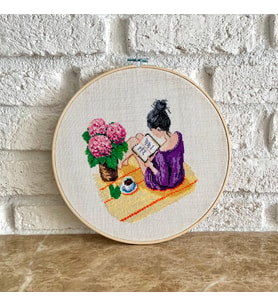 Seretamin Handmade Kitap Okuyan Kadın Kanaviçe Nakışlı Duvar Süsü