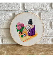 Seretamin Handmade Kitap Okuyan Kadın Kanaviçe Nakışlı Duvar Süsü