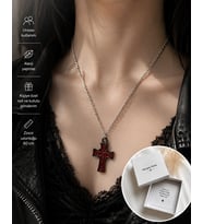Kırmızı Siyah Kelt Desenli Gotik Haç Kolye – Alternatif Stil Unisex Zincir Kolye
