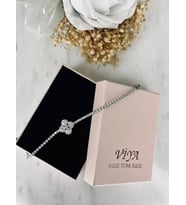Özel Kutusunda Hediye Paketiyle Silver  Çiçek Motifli Zirkon Taşlı Suyolu Bileklik