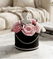 PREMİUM İNCİLİ SİLİNDİR KUTUDA EL YAPIMI ZARİF KADIN BÜSTÜ VE PEMBE ÇİÇEKLER MUM BUKETİ