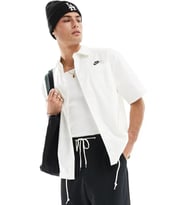 Nike Club Woven Loose Fit Short Sleeve Shirt in White Erkek Bol Kesim Dokuma Kısa Kollu Spor Gömlek Beyaz