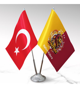 BBaskı  Aslanlar Temalı + Türk Bayrağı İkili Masa Bayrak Seti  Çift Yön Baskılı Saten Kumaş  Solmaz Canlı Baskı  Paslanmaz Metal Direk  Bayrak 22,5×15 cm  Direk 32 cm  Taban 8 cm  Ofis Masa Dekoru