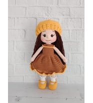 Kahverengi Elbiseli Sarı Şapkalı Fatoş Bebek Amigurumi Organik Oyuncak