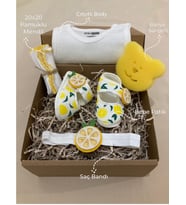 HOŞGELDİN BEBEK , YENİDOĞAN KIZ BEBEK HEDİYE SETİ , LİMONLU BANDANALI BEBEK PATİK & ÇITÇITLI BODY & MENDİL & BANYO SÜNGERLİ HEDİYE KUTUSU (Sarı-Beyaz)