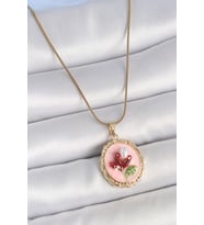 316L Çelik Gold Renk Zincir Pembe Mineli İncili Çiçek İşlemeli Portre Model Kadın Kolye TJ-BKO10155