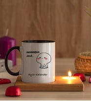 Kişiye Özel İncinmişsin Dedi Tasarım Esprili Ahşap Altlıklı Mumlu Siyah Kupa