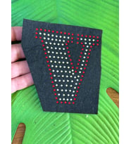 10X10 CM KEÇE TAŞLI V HARFİ ARMA DİKİŞ APLİKE