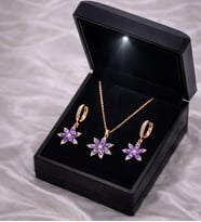 Işıklı Özel Hediye Kutusunda 925 Ayar Gümüş Lotus Çiçeği Kadın Kolye & Küpe Set Farklı Renk Seçenekli (Mor)