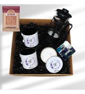 Kişiye Özel French Press Kahve Hediye Kutusu – İsimli Kupa, Mum, Fotoğraf Baskılı Magnet