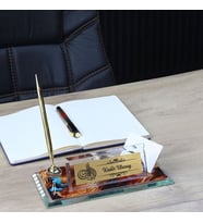 Besmele Tasarımlı Saatli Cam Masa İsimliği - Kartvizitlikli Kalemli Dini Ofis Hediyesi