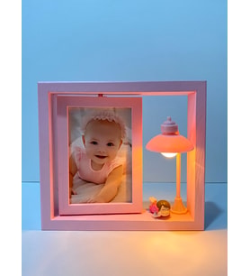 Kişiye Özel Fotoğraflı AHŞAP DÖNEN ÇERÇEVE PEMBE SOKAK LAMBALI KIZ ÇOCUĞU Doğum Günü