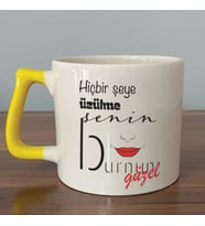 Hiçbir Şeye Üzülme Senin Burnun Güzel Baskılı Sarı Kulplu D Kupa