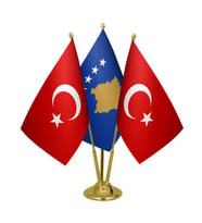 Masa Üstü Kosova Bayrağı Türk Bayrağı Üçlü Pirinç Direk Masa Bayrak Seti