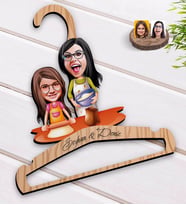 BK Gift Kişiye Özel Anne Kız Karikatürlü Standart Boy Ahşap Elbise Askısı-2