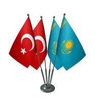 Masa Üstü Kazakistan Bayrağı Türk Bayrağı Dörtlü Krom Direk Masa Bayrak Seti