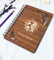 Kişiye Özel Dünya Desenli Ahşap Kapaklı Defter - Ajanda - İsme Özel - A5 60 Yaprak (120 SAYFA) Hediyelik (Gümüş)