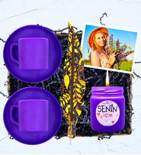 2'li Renkli Fincan, Ahşap Tütsülük, Kokulu Cam Mum ve Fotoğraf Hediye Seti (Mor)