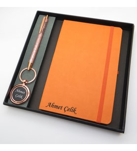 Signator® Codex  N260 Kişiye Özel Defterli Set - İsme Özel Pembe Kalem + İsme Özel Turuncu Defter + İsme Özel Anahtarlık İsme Özel Kutusunda Hediyelik Set (Karışık)