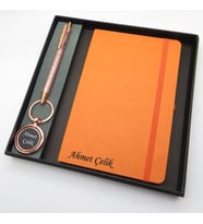 Signator® Codex  N260 Kişiye Özel Defterli Set - İsme Özel Pembe Kalem + İsme Özel Turuncu Defter + İsme Özel Anahtarlık İsme Özel Kutusunda Hediyelik Set (Karışık)