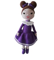 Kahverengi Saçlı Mor Elbiseli Sude Bebek Amigurumi Organik Oyuncak