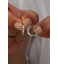 925 Ayar Gümüş Rodyumlu 15 mm Zirkon Taşlı Halka Küpe