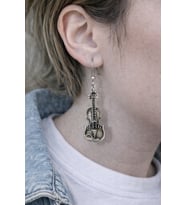 Aria String – Keman Figürlü Gümüş Renk Sallantılı Küpe