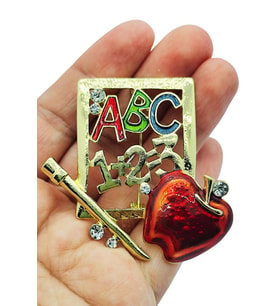 Öğretmen Temalı ABC 123 Kırmızı Elma Taşlı Broş – Renkli Eğitim Sembollü Brooch