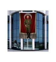 Elinde Bastonu İle Üniformalı Mustafa Kemal Atatürk Poster Bayrak Raşel Kumal 4x6 metre ATA62