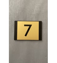 Yönline Minimal Gold Tasarım Apartman Daire Numarası