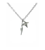 Naruto Gri Mızrak Figürlü Kolye – 60 cm Metal Zincirli Unisex Anime Takı (Gümüş)