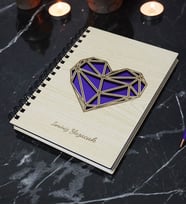 Kişiye Özel Kalp Desenli Ahşap Kapaklı Defter - Ajanda - İsme Özel - A5 60 Yaprak (120 SAYFA) Hediyelik (Mor)