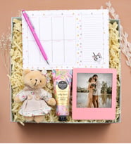 Kişiye Özel Pembe Touch Pen & Haftalık Planner & Pembe İnstagram Çerçeve & Eyüp Sabri Tuncer El ve Vücut Kremi & Mini Elbiseli Ayıcık Anahtarlık Hediye Seti