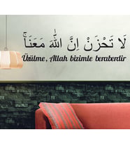 Dekor Treni "Üzülme Allah Bizimle Beraberdir" Arapça ve Türkçe Yazısı