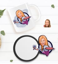 BK Gift Kişiye Özel Kadın Garson Karikatürlü Beyaz Kupa ve Ahşap Bardak Altlığı Hediye Seti-1