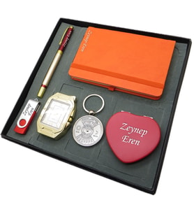 Signator® Ardor  İsme Özel Set - Çakmak + Not Defteri  + Anahtarlık + 32 Gb. Usb Bellek + Kalem ve El Aynası  Kişiye Özel Hediyelik Set (Karışık)