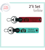 Anı Sevenlere Kalıcı Hatıra, Kamera Temalı İsimli 2’li Anahtarlık Seti, Kırmızı-Turkuaz