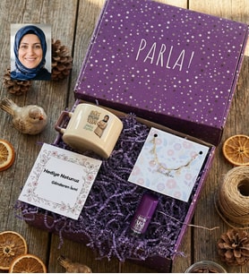 Kişiye Özel Karikatürlü Best Mom Ever Anneye Hediye Hediye Kutusu - Kişiye Özel Lüks Fincan, Bileklik, Oje Anneler Günü Hediyesi