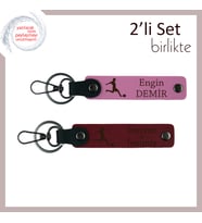 Öğretmene Şık Hatıra, Futbol Temalı Ve Yazı Eklenebilir Kişisel Anahtarlık Set, Pembe-Bordo