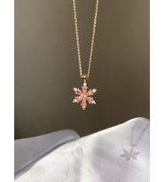 Zirkon Taşlı Altın Kaplama Kamelya Çiçeği Kolye Pembe