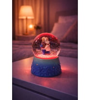 Sarılan Sevgililer Temalı Led Işıklı Kar Küresi 9 cm – Romantik & Anlamlı Sevgili Hediyesi