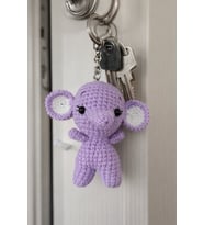 El Yapımı Amigurumi Fil Anahtarlık – Renk Seçenekli Sevimli Peluş Aksesuar (Lila)