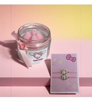 Hello Kitty Hediye Seti – 1 Adet Çilek Kokulu Hello Kitty Mum + 1 Çift Hello Kitty Bileklik (Şeker Pembesi)