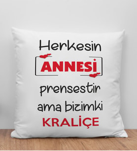 BK Gift Herkesin Annesi Prensestir Ama Bizimki Kraliçe Tasarımlı Beyaz Kırlent Yastık, Ev Hediyesi, Doğum Günü Hediyesi