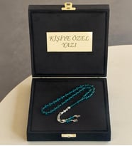 Kişiye Özel Ateş Kehribar Harfli Tesbih – Premium Kutulu Hediye Tesbih Seti - Sertifikalı Kehribar Tesbih (Turkuaz)