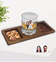 BK Gift Kişiye Özel Sevgililer Karikatürlü Viski Bardağı ve Doğal Masif Ahşap Dikdörtgen Sunum Tabağı Çerezlik Hediye Seti-16