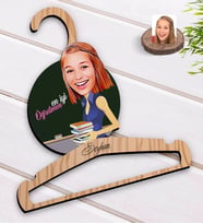 BK Gift Kişiye Özel En İyi Öğretmen Karikatürlü Standart Boy Ahşap Elbise Askısı-2