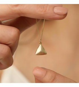 925 Ayar Gümüş Kumlu 3 Boyutlu Üçgen Kolye (Gold)