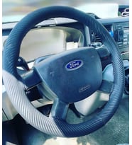 DİKİŞLİ DİREKSİYON KILIFI KARBON DERİ SİYAH DİKİŞLİ FORD TRANSİT İÇİN