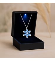 Işıklı Kutuda Aqua Taşlı Lotus Çiçeği Beyaz Gümüş Kolye